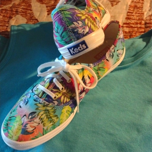 Tennis shoes - Picture 3 of 5